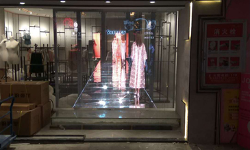 赫爾諾LED透明屏打造武漢商業街新商機